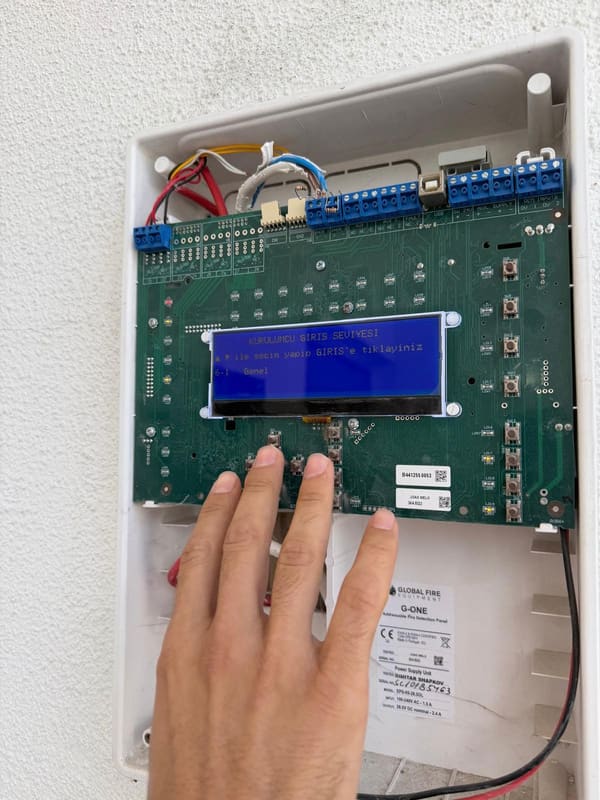 Yangın alarm panelinde tuş takımıyla test yapılıyor